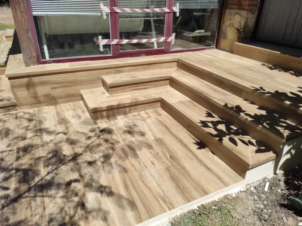 Escaleras de terraza al jardín con cerámica imitación madera