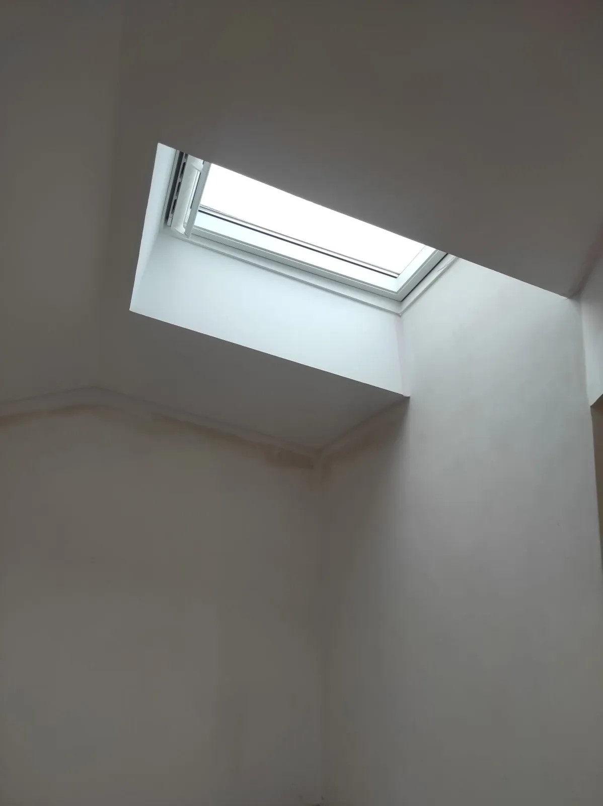 Ventana de tejado en la planta superior rehabilitada
