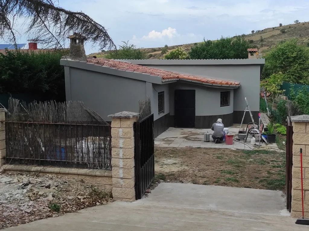 Fachada rehabilitada y nuevo acceso de una finca rural