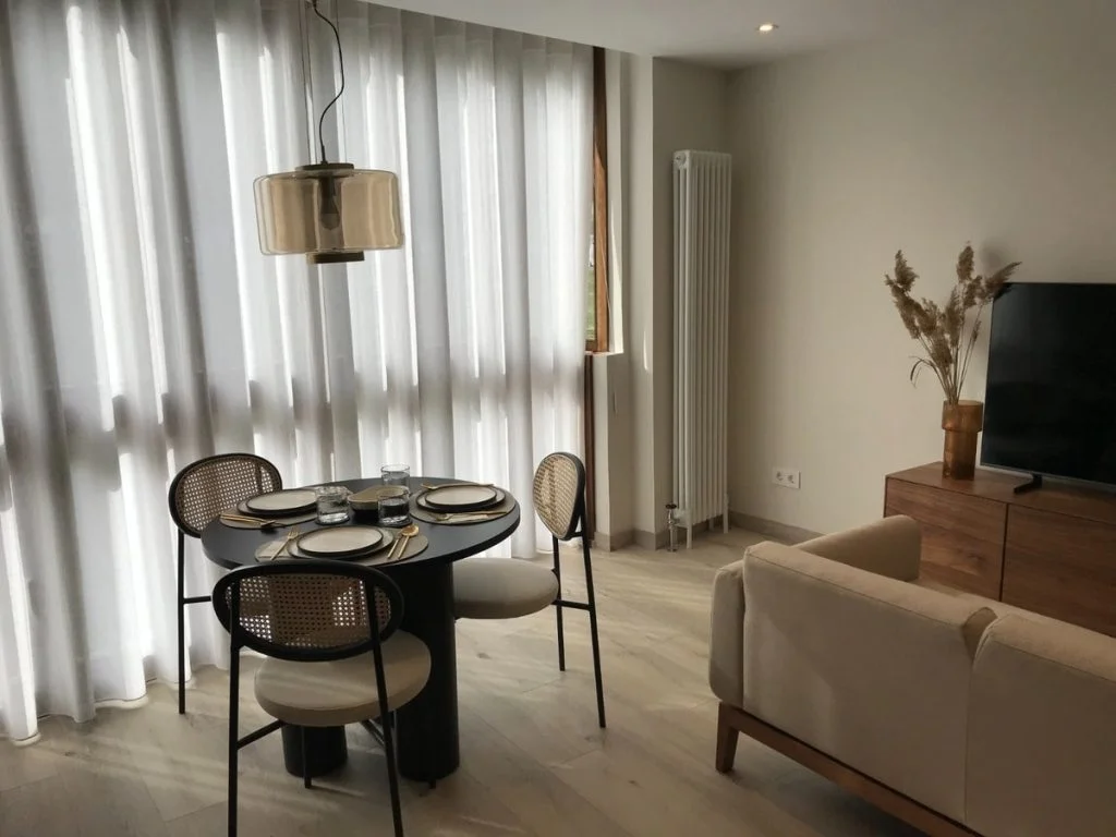 Salón de un piso en el centro de Burgos tras una reforma integral premium
