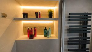 Reforma de baño de relax con toques e iluminación cálida inspirada en la arena de la playa.